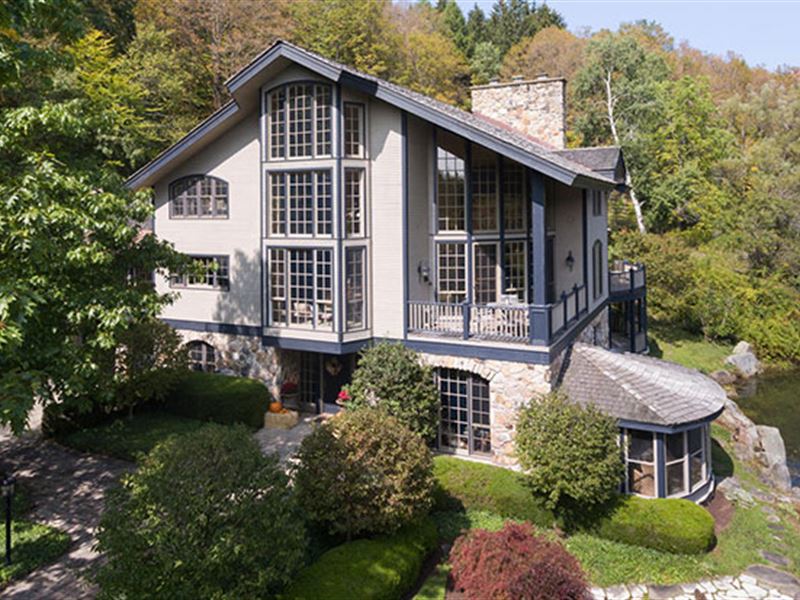 A Skier's Dream Home Awaits You : Ellicottville : Cattaraugus County : New York