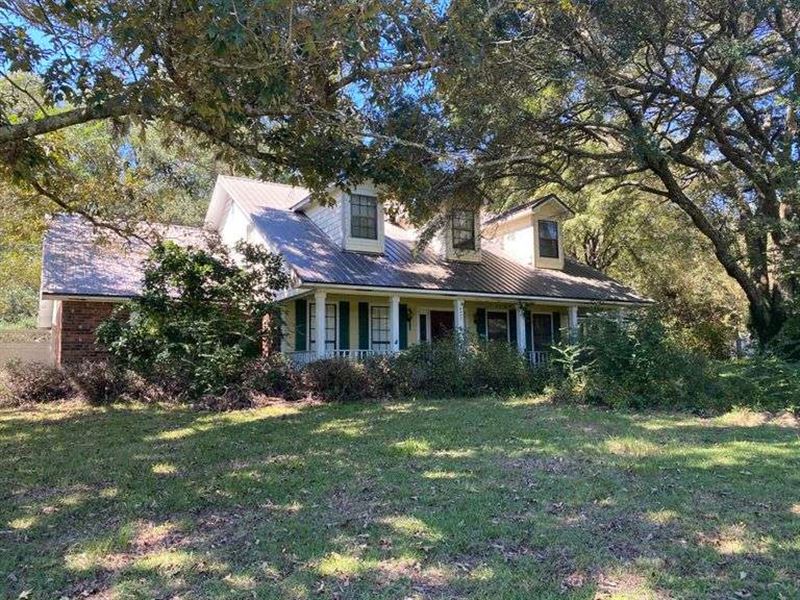 Bank Owned Home with Barns & Pool : McComb : Pike County : Mississippi