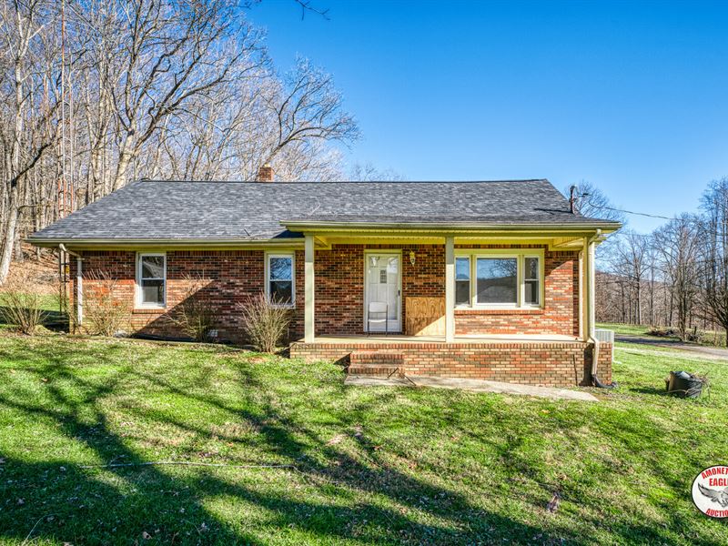 Brick Home, Barn & 7+/- Acres : Rickman : Putnam County : Tennessee