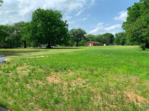 Spacious Lot in Titus County : Mount Pleasant : Titus County : Texas