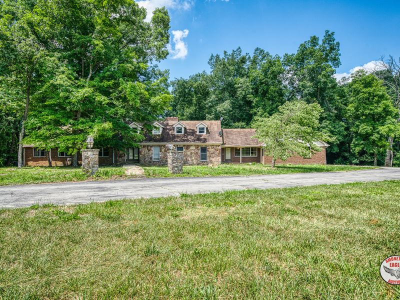 Brick Home & 10.23+/- Acres : Cookeville : Putnam County : Tennessee