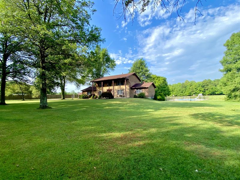 6 Bedroom Brick Home ON 6+/- Acres : Hodgenville : Larue County : Kentucky