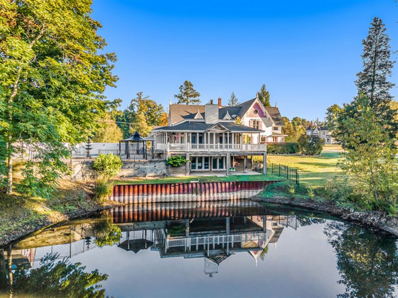 Stately Home, Guest House & Pool : Fennville : Allegan County : Michigan