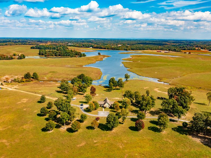 3 Homes, Lake & Barns Auction : Monterey : Putnam County : Tennessee