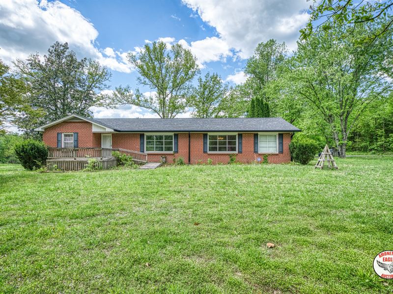 Brick Home & 14.32+/- Acres : Silver Point : Putnam County : Tennessee