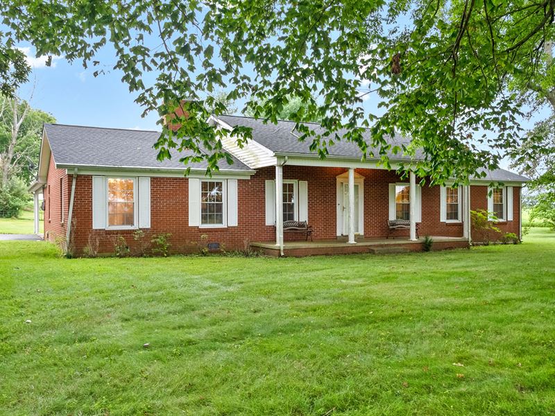 Beautiful Brick Home on 2.44 Acres : Elkton : Todd County : Kentucky