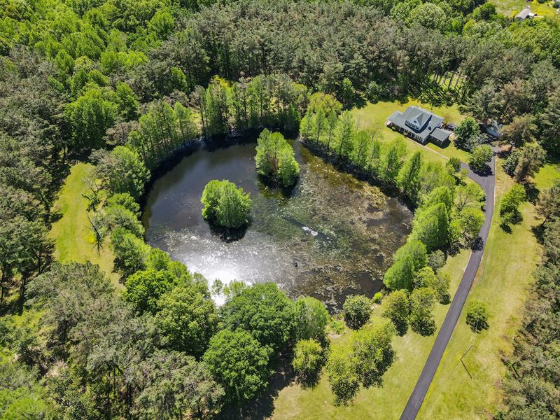 Hernando Estate on 30 Acres & Lake : Hernando : DeSoto County : Mississippi