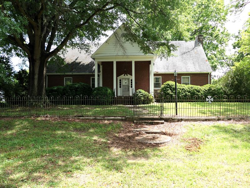 Beautiful Brick Home, Great Views : South Boston : Halifax County : Virginia