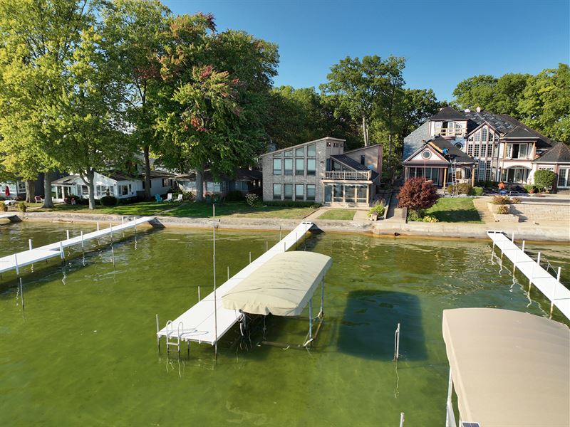 Tremendous Lake Wawasee Home : Syracuse : Kosciusko County : Indiana