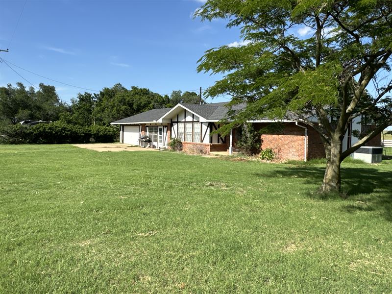 Brick House on 4+/- Acres : Geary : Blaine County : Oklahoma