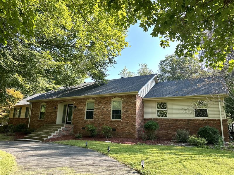 Beautiful Brick Home At Auction : Campbellsville : Taylor County : Kentucky