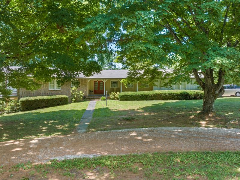 Brick Home & 11+/- Acres : Cookeville : Putnam County : Tennessee