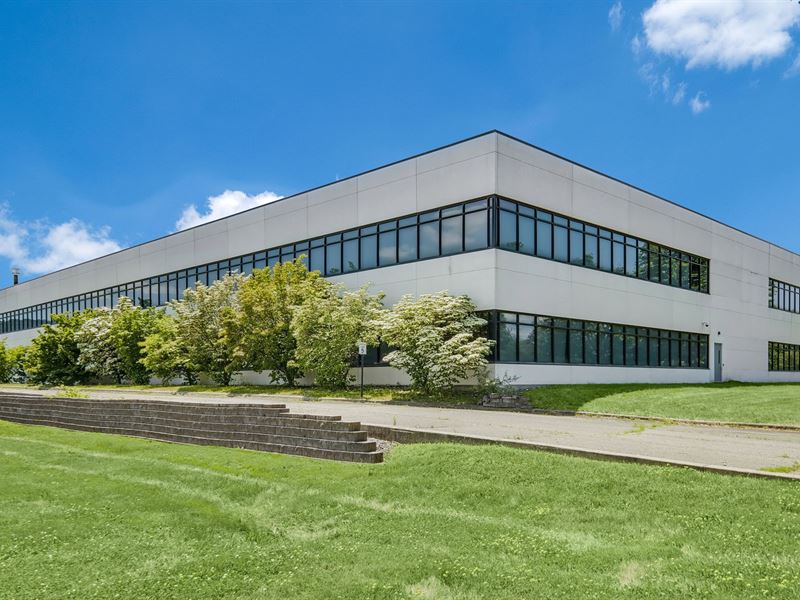 60,000+/- sf Commercial Building : Big Flats : Chemung County : New York
